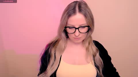 Mia online show from March 26, 6:09 pm