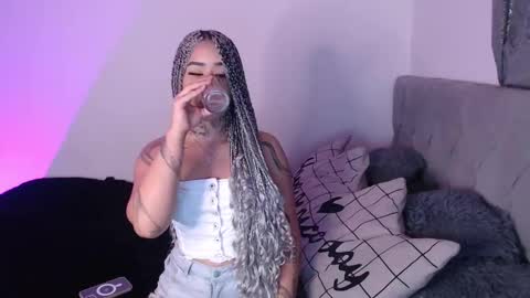 Snapshot of vayolett_bass chatting on February 21, 10:59 pm Vayolett Bass online show from February 21, 10:59 pm