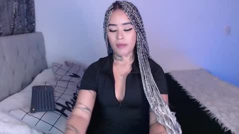 Snapshot of vayolett_bass chatting on March 8, 5:14 am Vayolett Bass online show from March 8, 5:14 am