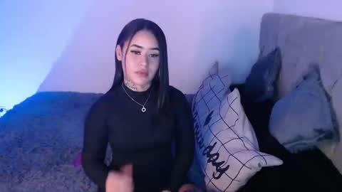 Snapshot of vayolett_bass chatting on December 3, 11:35 pm Vayolett Bass online show from December 3, 11:35 pm