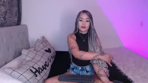 Snapshot of vayolett_bass chatting on March 3, 3:16 am Vayolett Bass online show from March 3, 3:16 am