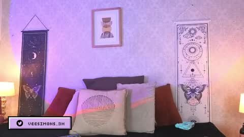 Vee Simons online show from May 25, 7:46 pm