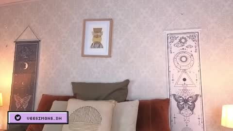 Vee Simons online show from May 22, 8:40 pm