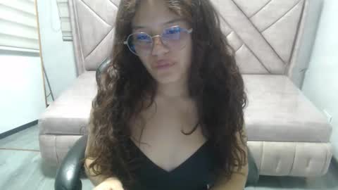 velvet_moon_v online show from March 3, 7:42 pm