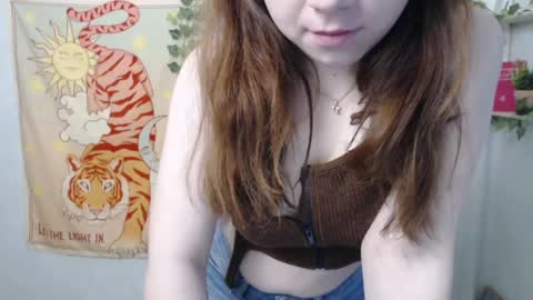 veryveryvery_shy online show from May 20, 5:37 am