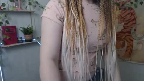 veryveryvery_shy online show from May 6, 5:44 am