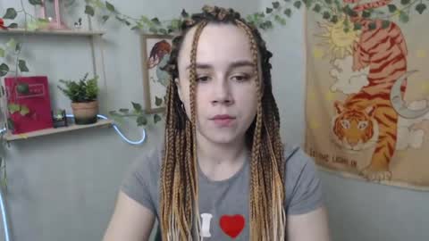 veryveryvery_shy online show from May 5, 5:32 am