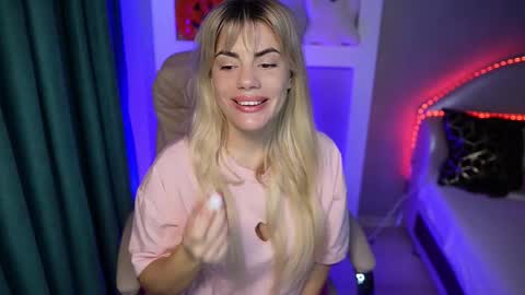 Snapshot of vickyrousi chatting on October 24, 9:05 am vickyrousi online show from October 24, 9:05 am