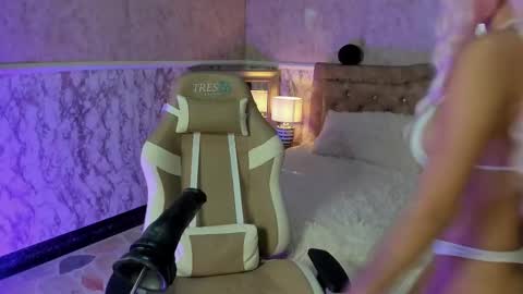 Victoria Houston  online show from October 25, 2:25 pm