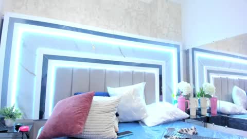 Victoria Moon  online show from February 9, 7:49 am