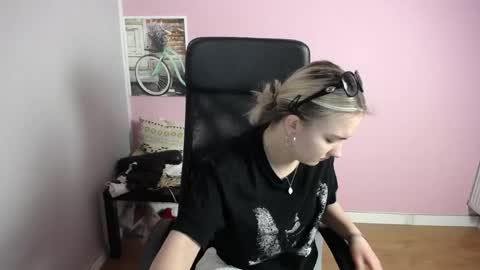 viktoria_lovely online show from May 5, 6:27 am