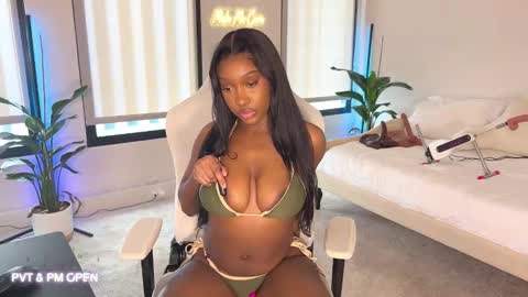 Snapshot of violet6xft chatting on January 22, 9:33 pm Fantasy Black Girl online show from January 22, 9:33 pm