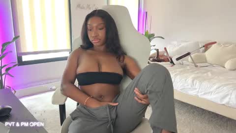 Snapshot of violet6xft chatting on January 30, 6:43 pm Fantasy Black Girl online show from January 30, 6:43 pm