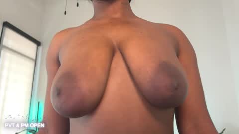 Snapshot of violet6xft chatting on February 13, 10:22 pm Fantasy Black Girl online show from February 13, 10:22 pm