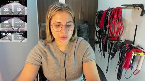 Snapshot of violet_bdsmx chatting on January 4, 8:27 pm Kim online show from January 4, 8:27 pm