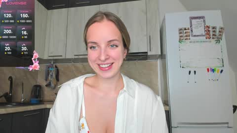 Snapshot of violet_blue_eyes chatting on December 18, 1:12 pm Violet online show from December 18, 1:12 pm