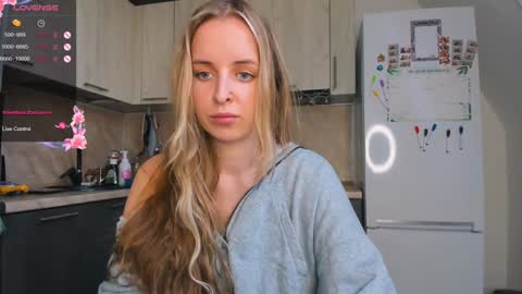 Snapshot of violet_blue_eyes chatting on February 5, 1:33 pm Violet online show from February 5, 1:33 pm
