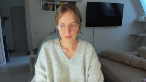 Snapshot of violet_blue_eyes chatting on October 7, 12:20 pm Violet online show from October 7, 12:20 pm