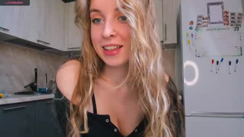 Snapshot of violet_blue_eyes chatting on February 25, 1:43 pm Violet online show from February 25, 1:43 pm