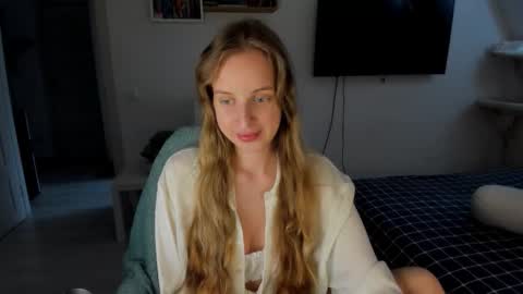 Snapshot of violet_blue_eyes chatting on September 20, 12:47 pm Violet online show from September 20, 12:47 pm