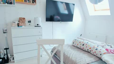 Violet online show from May 7, 1:48 pm