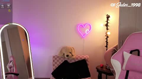 violet online show from May 19, 7:10 pm
