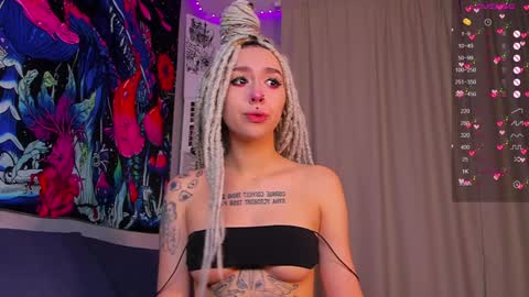 Snapshot of violet_walker7 chatting on January 12, 5:03 am Violet online show from January 12, 5:03 am