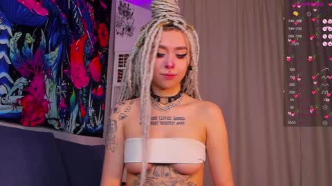 Snapshot of violet_walker7 chatting on January 11, 5:31 am Violet online show from January 11, 5:31 am