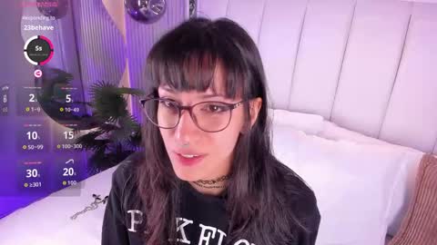 violettacolinss online show from May 5, 11:46 am