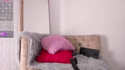 violetwinters_ online show from July 7, 6:47 am