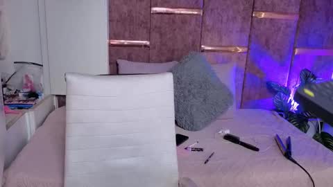 viollettebylyly online show from December 15, 12:43 pm