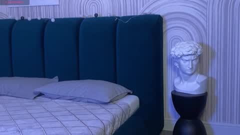 Vivian Evans online show from November 10, 1:00 am