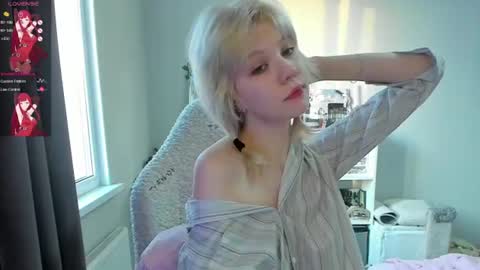 voguecaroline online show from June 11, 5:54 pm