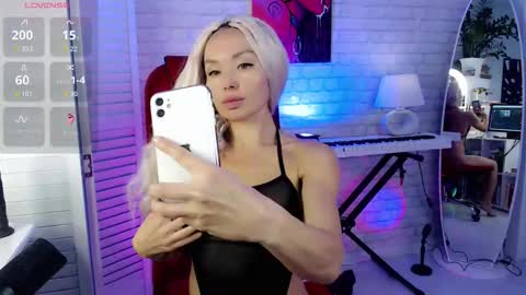 Snapshot of whitelabunny chatting on September 25, 8:57 am WhiteLaBunny online show from September 25, 8:57 am