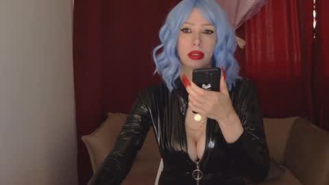 White Queen online show from January 29, 6:54 am