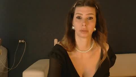White Queen online show from May 18, 7:58 am