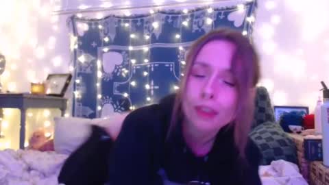 Snapshot of wingardiumleveveosa chatting on December 28, 1:29 am Eevie online show from December 28, 1:29 am