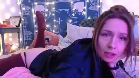 Snapshot of wingardiumleveveosa chatting on January 6, 2:37 am Eevie online show from January 6, 2:37 am
