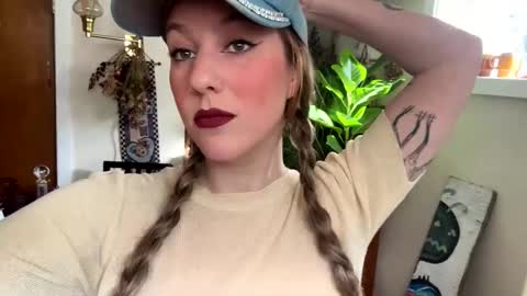 wintersinclaire19 online show from February 8, 9:25 pm