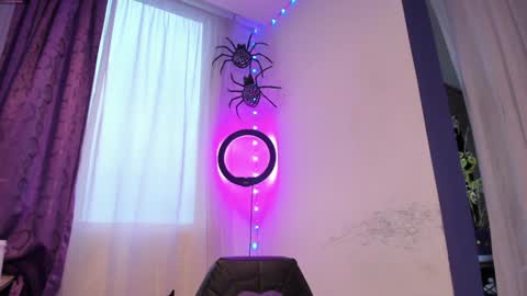     Luna Violeta  A r t i s t  online show from December 27, 10:48 pm