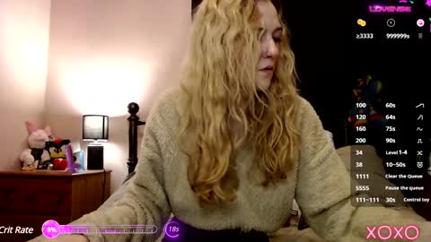 Snapshot of xelliee_rosex chatting on December 13, 11:28 pm EllieeRose online show from December 13, 11:28 pm