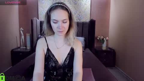 Snapshot of xlindamilfxx chatting on February 19, 12:55 pm Linda online show from February 19, 12:55 pm