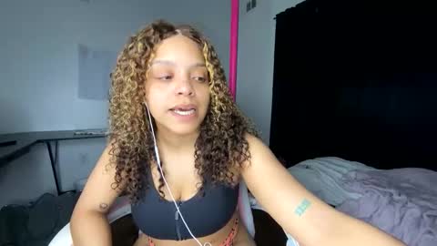 xStarGazingx online show from May 25, 9:41 am