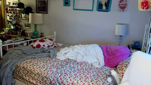 Strawberry Jane online show from May 19, 3:24 am
