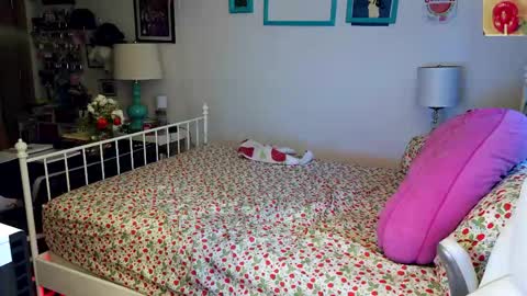 Strawberry Jane online show from May 12, 3:26 am