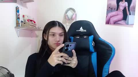 Snapshot of yeibles_hana2 chatting on December 13, 2:32 am yeibles_hana2 online show from December 13, 2:32 am