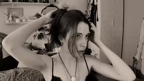 yoka_paradoxxx online show from May 8, 10:18 am