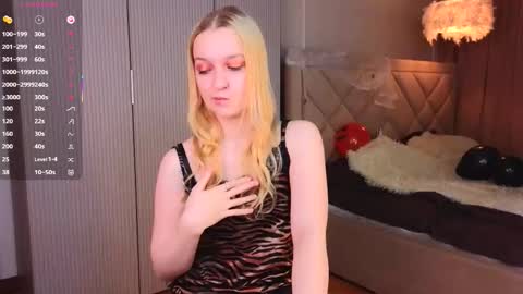 Elizabeth brunette -- Darline blonde  online show from October 31, 8:24 pm