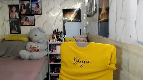 your_twinkletoes18 online show from May 5, 5:49 pm