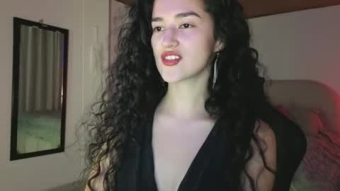 yourdreamgirl2025 online show from May 27, 12:10 am